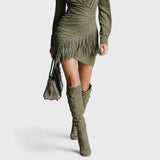 Rhea - Elegancka sukienka z zamszu z frędzlami
