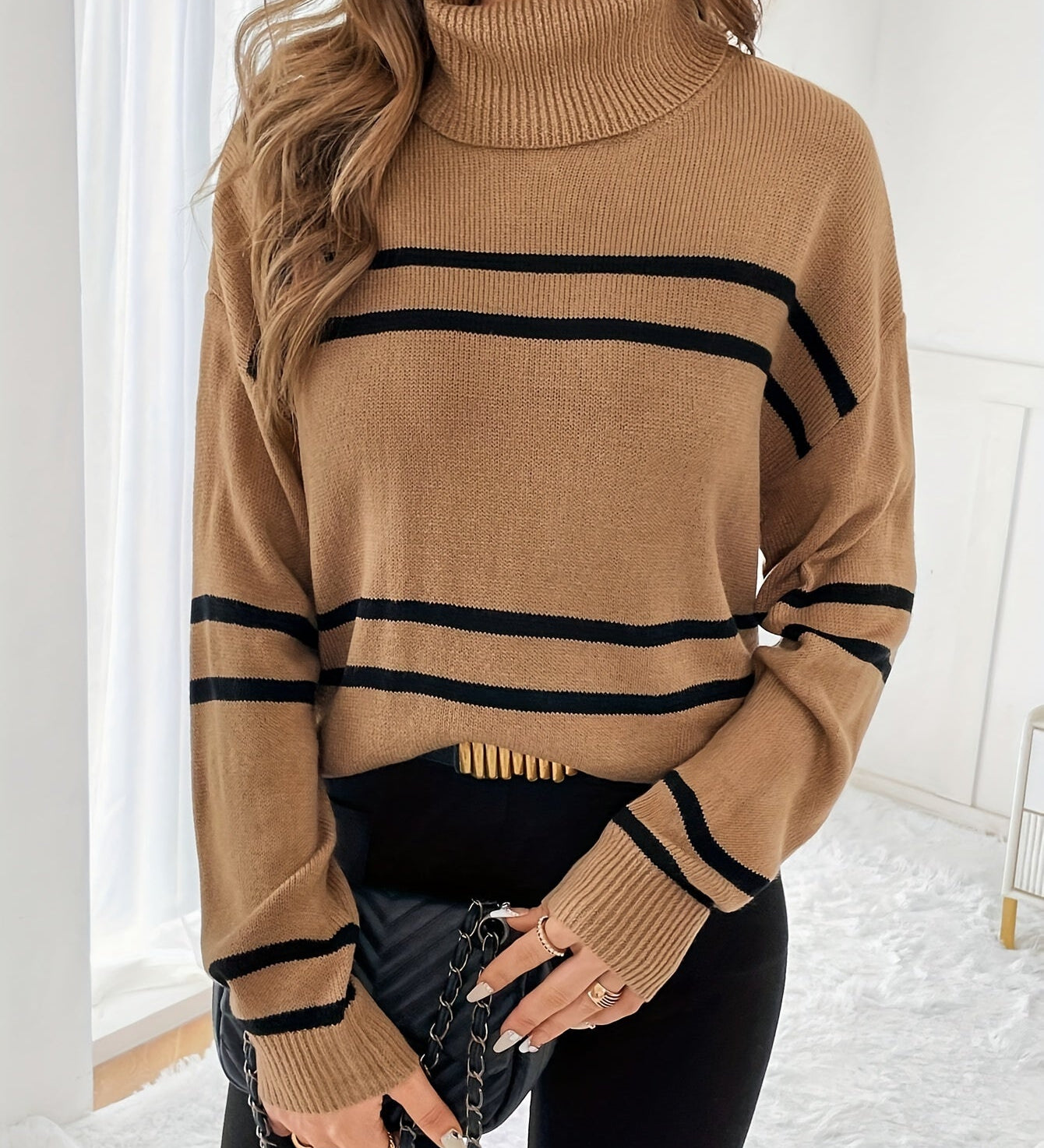 Thea – Sweter z Wysokim Kołnierzem w Paski